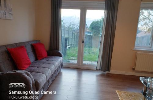 Newark upon Trent Casa | Marvyn-Seven House-Huku Kwetu-3 Bedroom-Fully furnished-Quiet