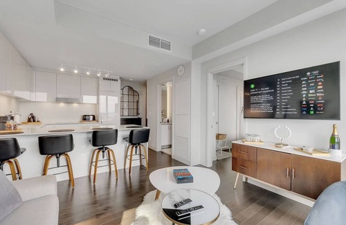 Downtown Edmonton Apartamento | Mary - Downtown Luxury Suite with City Views