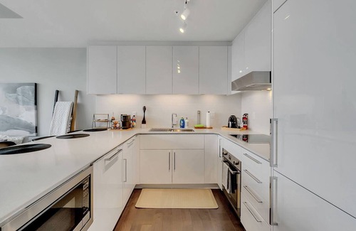 Downtown Edmonton Apartamento | Mary - Downtown Luxury Suite with City Views