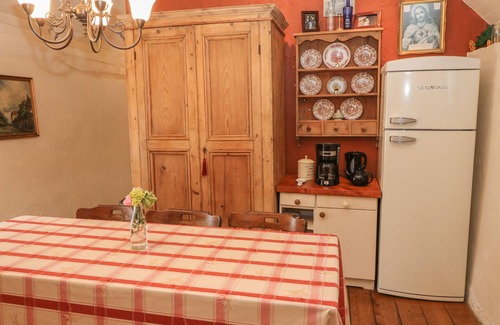Cordal Cabaña | MARY ROSE COTTAGE, pet friendly in Castleisland, County Kerry
