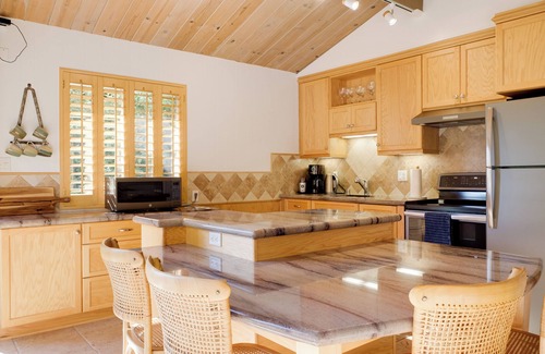 Anchor Bay Casa | Mary's Beach Bungalow, Hot Tub and Dog Friendly