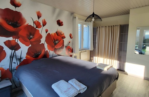 Templeuve Cama Y Desayuno | Mary's Poppies, in the heart of a small, peaceful village, ideal for recharging your batteries!