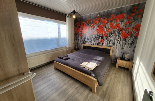 Templeuve Cama Y Desayuno | Mary's Poppies, in the heart of a small, peaceful village, ideal for recharging your batteries!