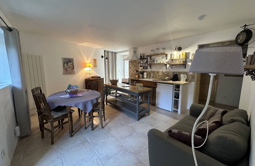 Saint Michel d'Euzet Otro | Mas 18 personnes, in the middle of vineyards, large fenced garden, swimming pool