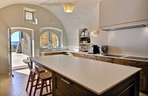 Lauris Casa | Mas for rent in Lauris, exceptional view in the heart of a 15 hectare estate