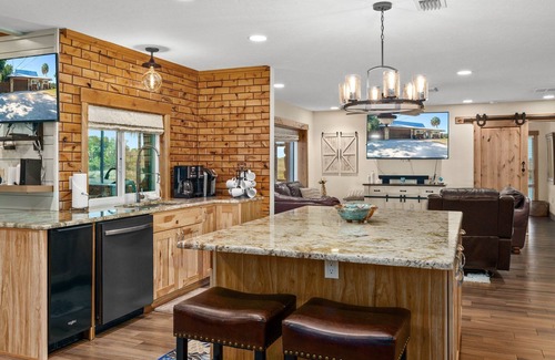 Old Homosassa Casa | Mason Creek Lodge - Waterfront Pool Home - Fishing - Scalloping