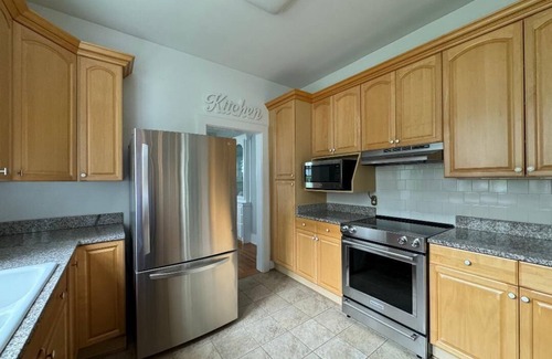 Taylor Run Casa | Metro, Historic District in Alexandria City, walk to Old Town, parking