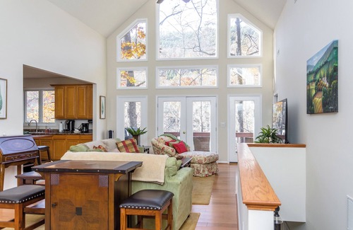 Massanutten Casa | Massanutten Retreat with Screened Porch & Media Room!