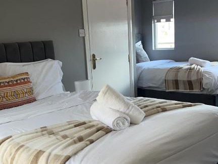 Belfast Casa | MASSIVE 4 Bed home walking distance to the City lights, perfect for business trips