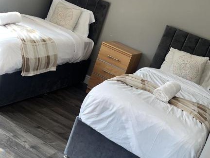 Belfast Casa | MASSIVE 4 Bed home walking distance to the City lights, perfect for business trips