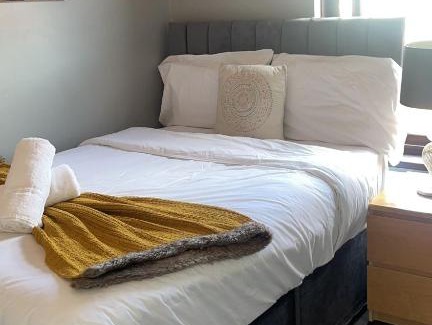 Belfast Casa | MASSIVE 4 Bed home walking distance to the City lights, perfect for business trips