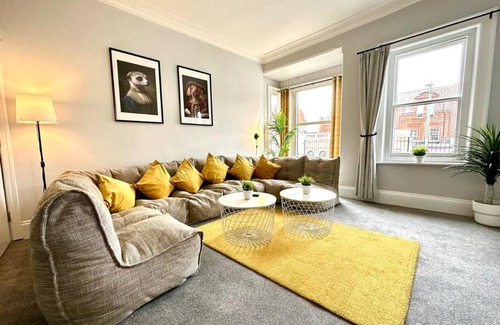 Westbourne Apartamento | Massive 4 bedroom Duplex Apartment - Sleeps up to 10 People - Free Parking - 5 Minutes to the Best Beach! - Great Location - Fast WiFi - Smart TV - Newly decorated - sleeps up to 10! Close to Bournemouth & Poole Town Centre & Sandbanks