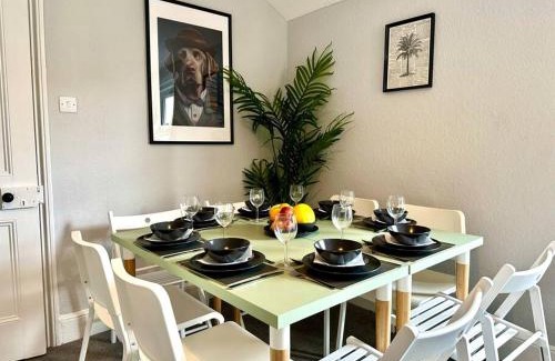 Westbourne Apartamento | Massive 4 bedroom Duplex Apartment - Sleeps up to 10 People - Free Parking - 5 Minutes to the Best Beach! - Great Location - Fast WiFi - Smart TV - Newly decorated - sleeps up to 10! Close to Bournemouth & Poole Town Centre & Sandbanks