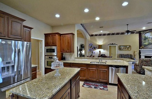 Houston Casa | Massive 4 bedroom in great neighborhood!