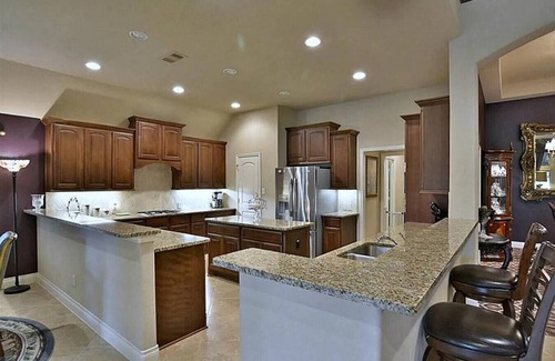 Houston Casa | Massive 4 bedroom in great neighborhood!
