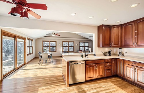 Lake Zurich Casa | Massive 5BR, 4-level 3k+sqft House, PokerRoom,PoolTable, Darts, Bowling,Grill
