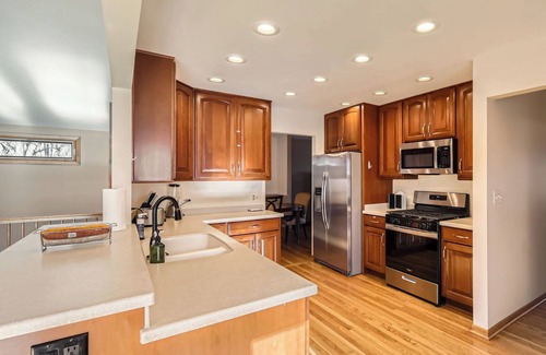 Lake Zurich Casa | Massive 5BR, 4-level 3k+sqft House, PokerRoom,PoolTable, Darts, Bowling,Grill