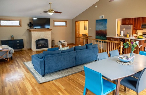 Lake Zurich Casa | Massive 5BR, 4-level 3k+sqft House, PokerRoom,PoolTable, Darts, Bowling,Grill