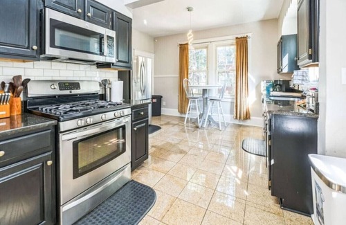 Norfolk Casa | Massive 6 bedroom home in a great neighborhood!