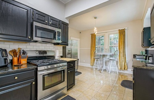 Norfolk Casa | Massive 6 bedroom home in a great neighborhood!