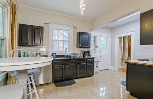Norfolk Casa | Massive 6 bedroom home in a great neighborhood!