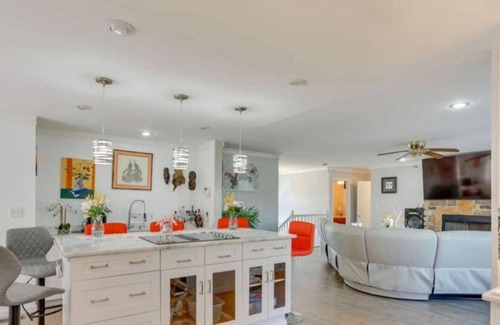 Harrisburg Casa | Massive 6 bedroom with Hot Tub!