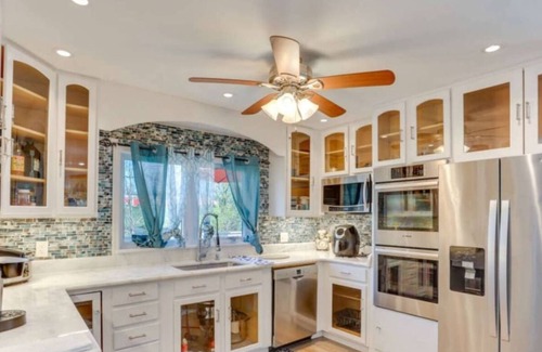 Harrisburg Casa | Massive 6 bedroom with Hot Tub!