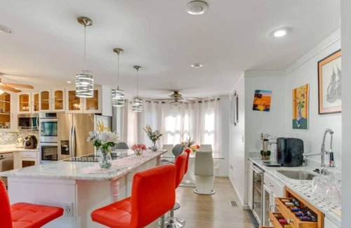 Harrisburg Casa | Massive 6 bedroom with Hot Tub!