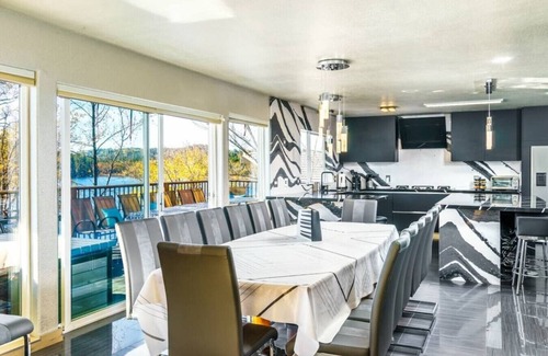 Groveland Casa | 562) Massive 8 bedroom on the lake!