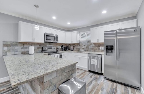 Leon Valley Casa | Massive 9 Bedroom Retreat in Great Location | San Antonio