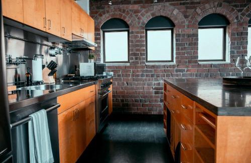 Belltown Apartamento | Massive Downtown Seattle Condo - Free Parking!