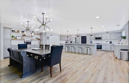 Meridian Casa | Casa de entretenimiento masiva para grupos grandes y eventos de la empresa.