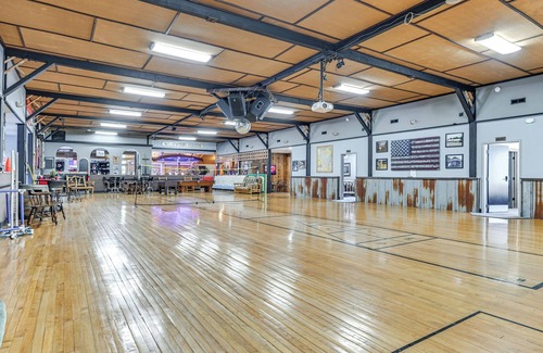 Hatfield Cabina | Massive Hatfield 'Loon Lodge' w/ Roller Rink