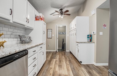 Raytown Casa | Massive Home 5 mins to Arrowhead Stadium and 15 mins from Downtown Kansas City