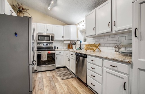 Raytown Casa | Massive Home 5 mins to Arrowhead Stadium and 15 mins from Downtown Kansas City