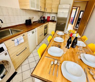 Suedvorstadt Apartamento | Massive Karli Loft - over 130 meters floor space - home theater room - 4 private sleeping areas - best location in Leipzig