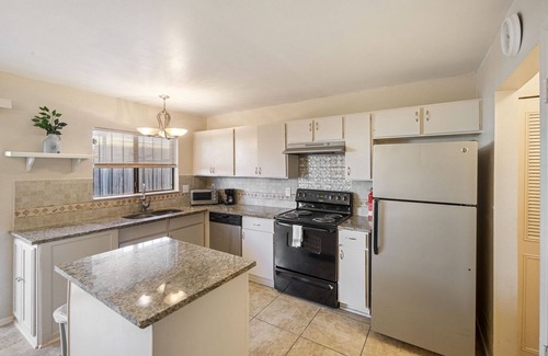 Babcock North Casa | Massive Master suite with king bed plus separate office! Medical Center