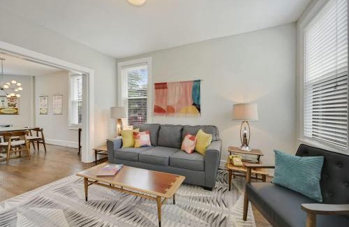 Park View Casa | Massive Mid-Century Marvel 5 Bedrooms and Parking