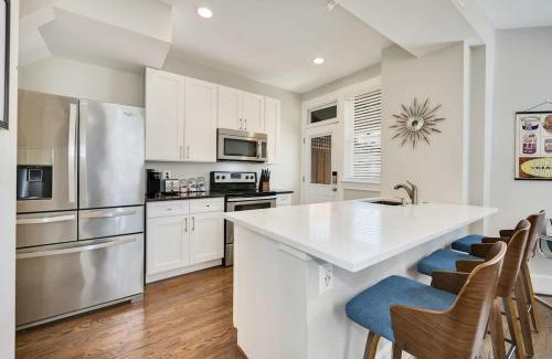 Park View Casa | Massive Mid-Century Marvel 5 Bedrooms and Parking