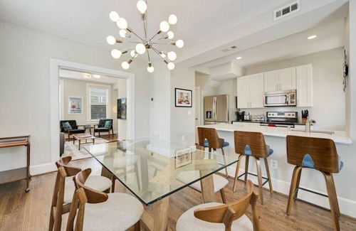 Park View Casa | Massive Mid-Century Marvel: 5 Bedrooms and Parking