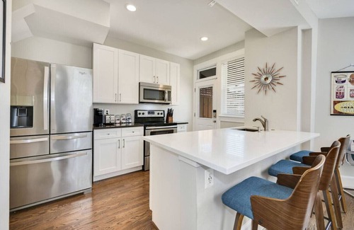 Park View Casa | Massive Mid-Century Marvel: 5 Bedrooms and Parking