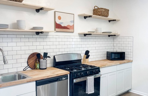 Lenox Apartamento | Massive Penthouse Style Apartment, indoor basketball hoop!