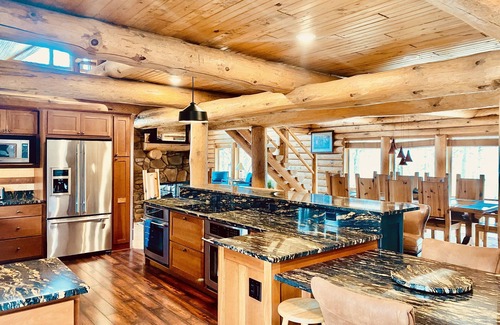 Fenton Casa | Massive Private Family Log Cabin Lodge: Pool, Pickleball-Fun for All! 100+ acres