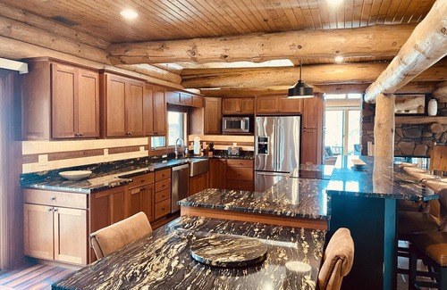 Fenton Casa | Massive Private Family Log Cabin Lodge: Pool, Pickleball-Fun for All! 100+ acres