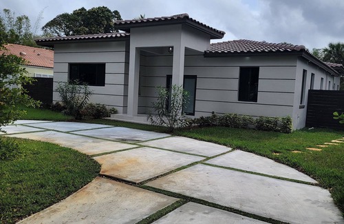 El Portal Casa | Massive rooms and living spaces. Great for