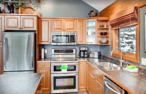 Big White Ski Resort Casa | Massive Views, Ski-In/Out *Nordic Spa - Hot Tub & Sauna* BBQ, Games, Sleeps 12