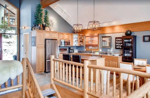 Big White Ski Resort Casa | Massive Views, Ski-In/Out *Nordic Spa - Hot Tub & Sauna* BBQ, Games, Sleeps 12