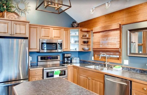 Big White Ski Resort Casa | Massive Views, Ski-In/Out *Nordic Spa - Hot Tub & Sauna* BBQ, Games, Sleeps 12