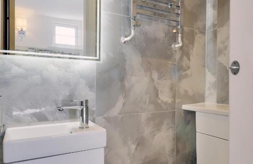 Old Town Hastings Casa | Master accommodation suite 6