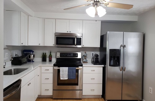 Calverton Casa | Master Bedroom in Peaceful Townhouse